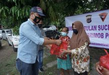 Intelmob Sat Brimobda DIY Bagikan Sembako Gratis di Canden Bantul