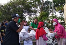 GKJ Ambarukmo Bagikan Ratusan Bingkisan Takjil dan Sembako Gratis