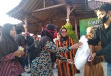 Pondok Lestari Resto Kulonprogo Bagi Sembako Gratis