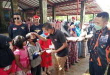 Politisi DPR RI Ini Bagikan Ratusan Paket Sembako Kepada Warga Miskin Terdampak Covid 19