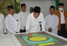 Bupati Karanganyar Pesan Al Qur’an Raksasa Untuk Masjid Agung Madaniyah
