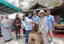 Temui Warga Pantai Baru Bantul, Titiek Soeharto Bagikan Sejumlah Bantuan