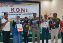 DIDAMPINGI KETUA KONI DIY, RUMAH ZAKAT SERAHKAN SEPERANGKAT ALAT PANAHAN KEPADA ATLET PON XXI