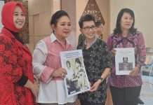 Titiek Soeharto Terima Buku Dokumentasi Tetenger Monumen KUD pertama di Indonesia