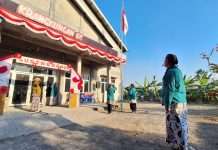 Warga RW 08 Krangkungan Gelar Upacara Penurunan Bendera HUT RI ke-80