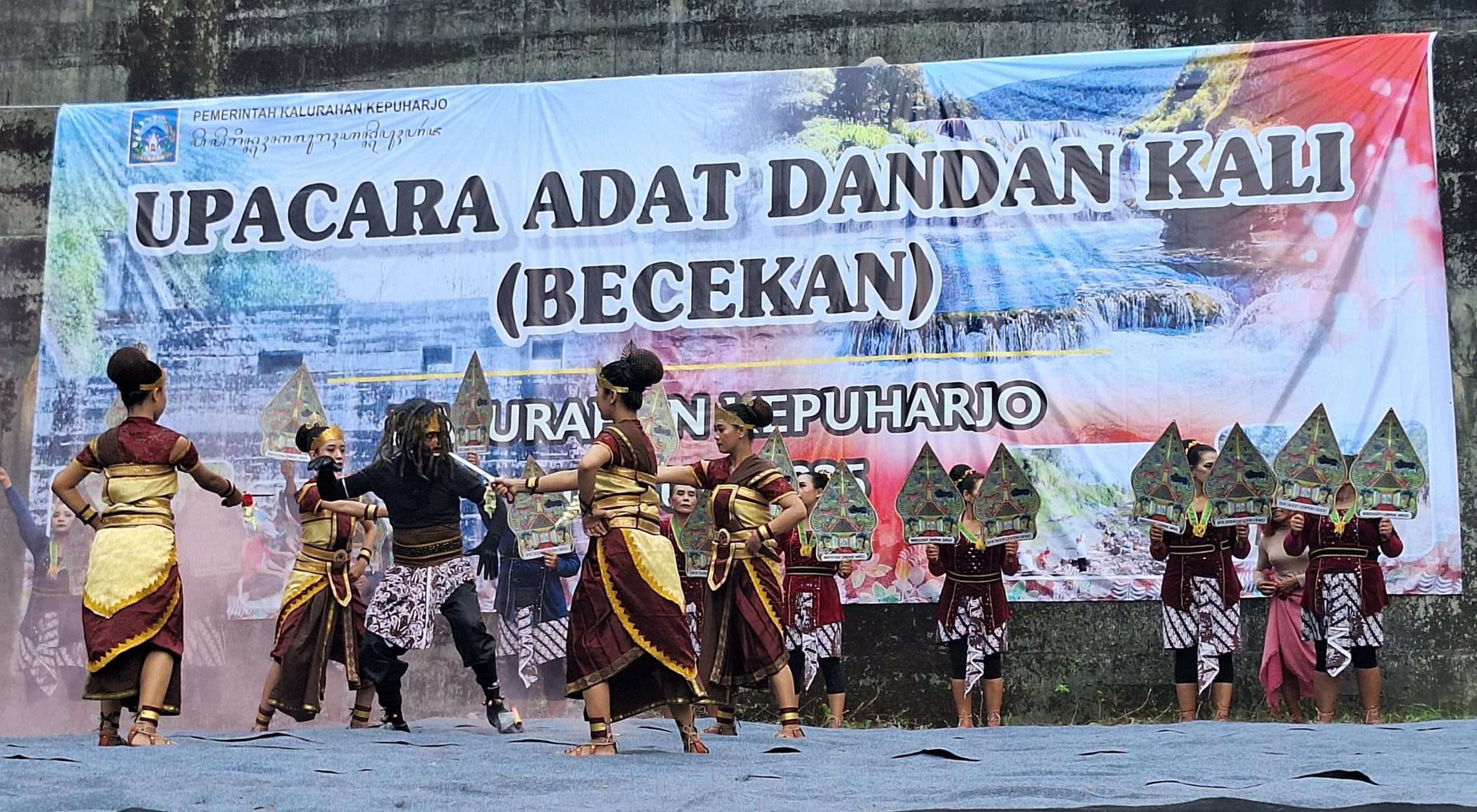 Onlaynda changyutgich bilan chayqalish Eng yaxshi travesti videolar