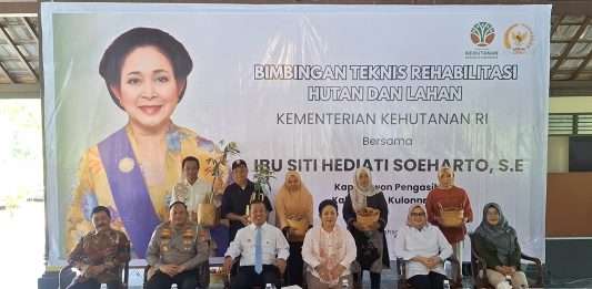 Hadiri Bimtek RHL, Titiek Soeharto Bagikan Ribuan Bibit Tanaman Produktif Bagi Warga Kulon Progo