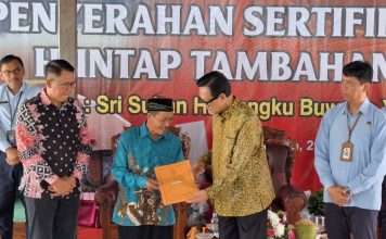 Setelah 16 Tahun Warga Terdampak Erupsi Gunung Merapi Terima Sertifikat Tanah Huntab dari Sultan