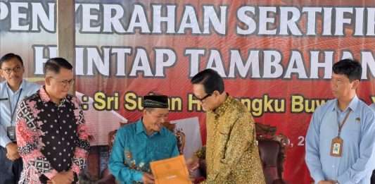 Setelah 16 Tahun Warga Terdampak Erupsi Gunung Merapi Terima Sertifikat Tanah Huntab dari Sultan