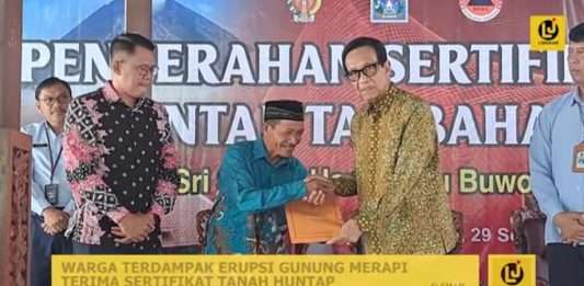 WARGA TERDAMPAK ERUPSI GUNUNG MERAPI TERIMA SERTIFIKAT TANAH HUNTAB