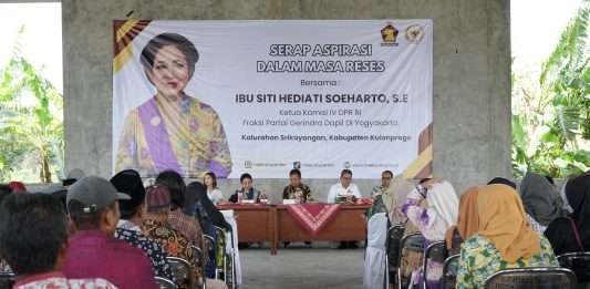 Kunjungi Srikayangan Kulon Progo, Titiek Soeharto Serap Aspirasi Warga Hingga Bantu Lantainisasi Balai Kalurahan
