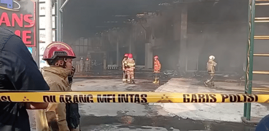 KEBAKARAN LANDA SUPERMARKET TRANS HOME SLEMAN