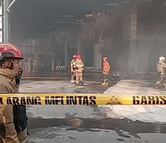 KEBAKARAN LANDA SUPERMARKET TRANS HOME SLEMAN